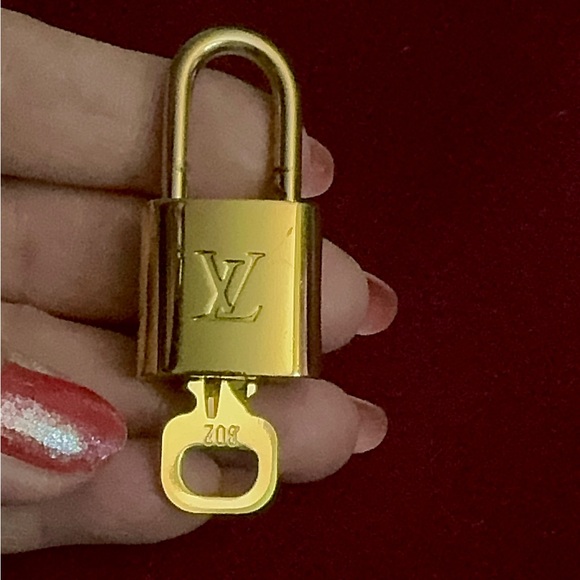 #302- Authentic LV key & lock - Picture 1 of 8